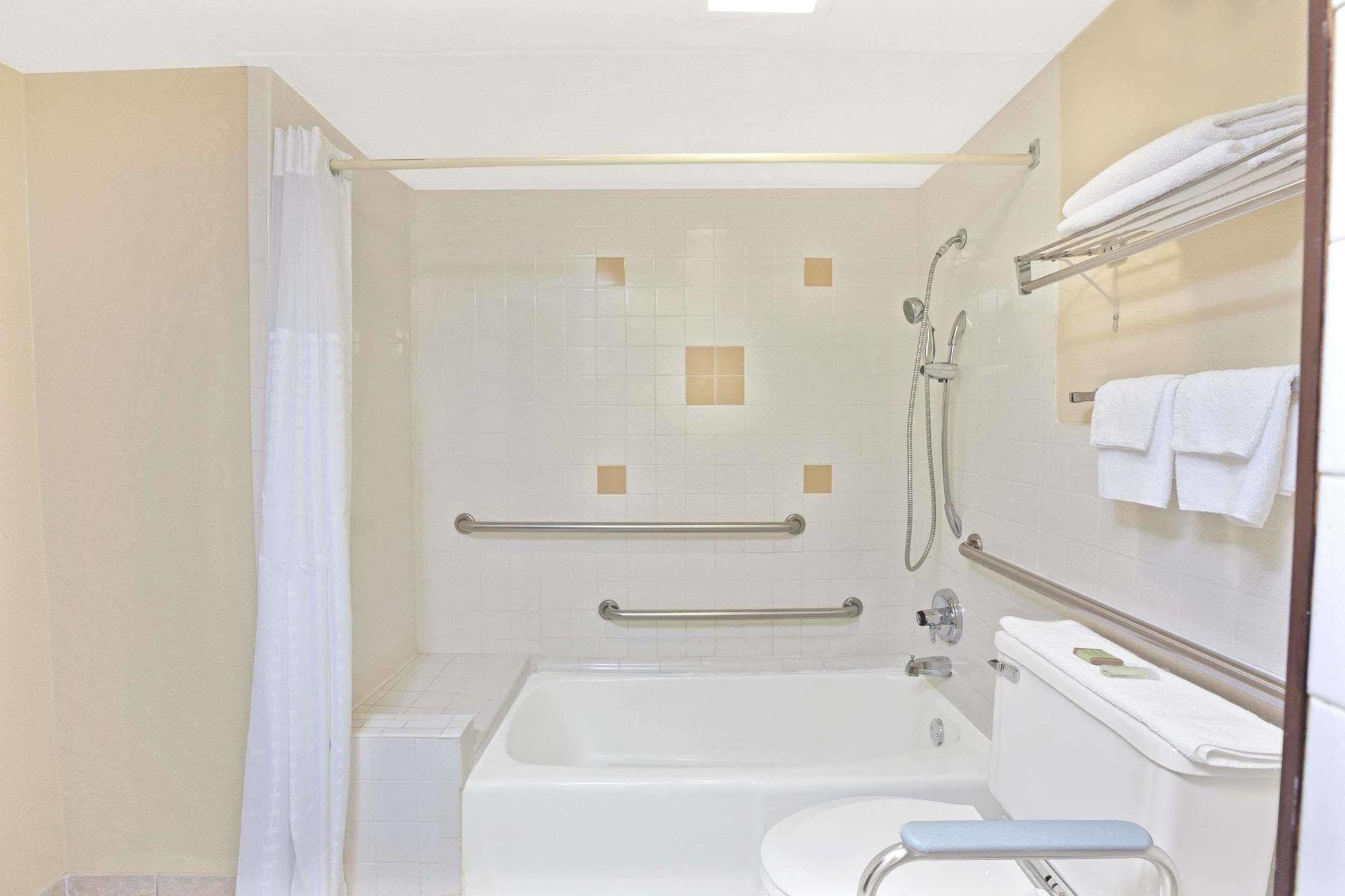 Super 8 By Wyndham Shawnee Hotel Ngoại thất bức ảnh