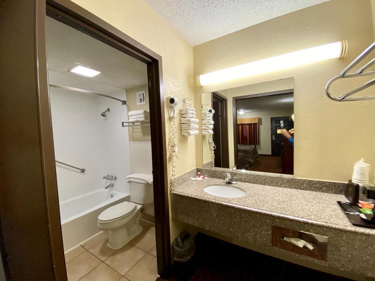 Super 8 By Wyndham Shawnee Hotel Ngoại thất bức ảnh