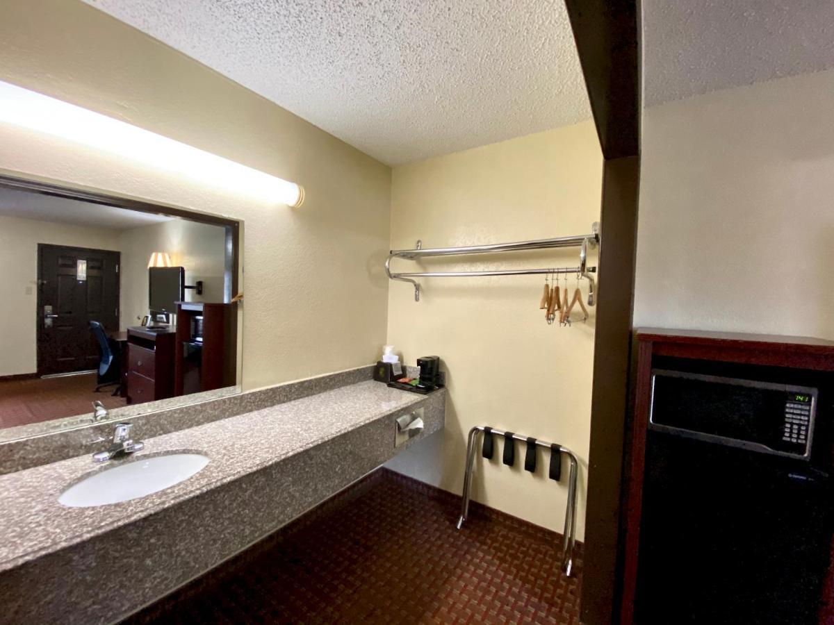 Super 8 By Wyndham Shawnee Hotel Ngoại thất bức ảnh