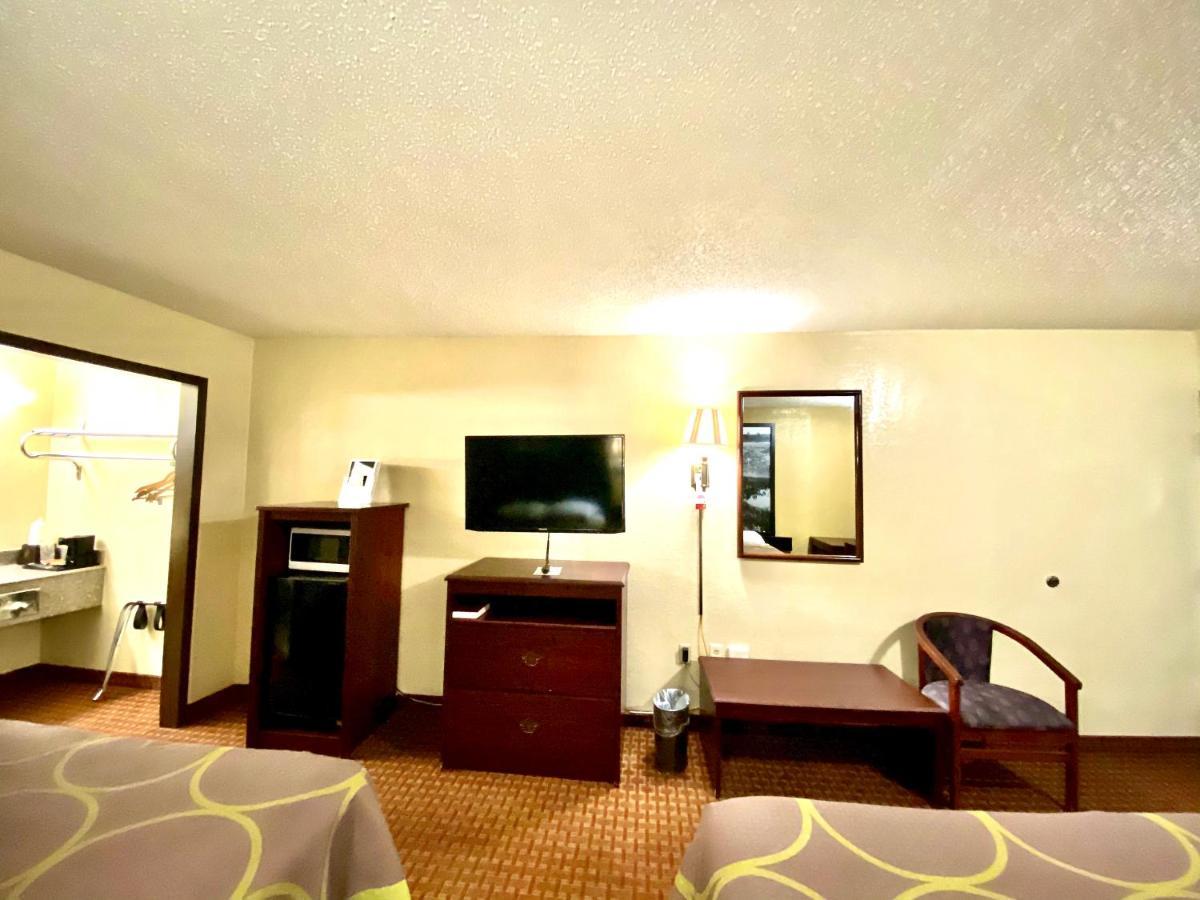 Super 8 By Wyndham Shawnee Hotel Ngoại thất bức ảnh