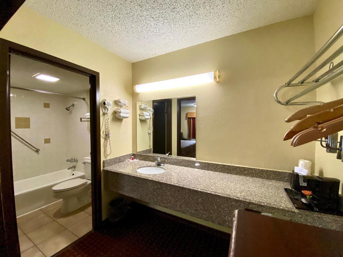 Super 8 By Wyndham Shawnee Hotel Ngoại thất bức ảnh