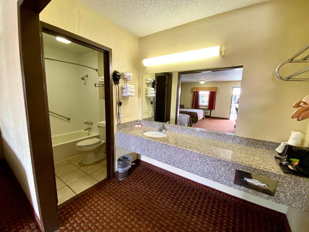 Super 8 By Wyndham Shawnee Hotel Ngoại thất bức ảnh